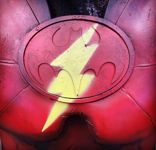 DC新片《闪电侠》导演安迪·穆斯切蒂晒新照 蝙蝠侠战服胸前被喷上闪电侠Logo