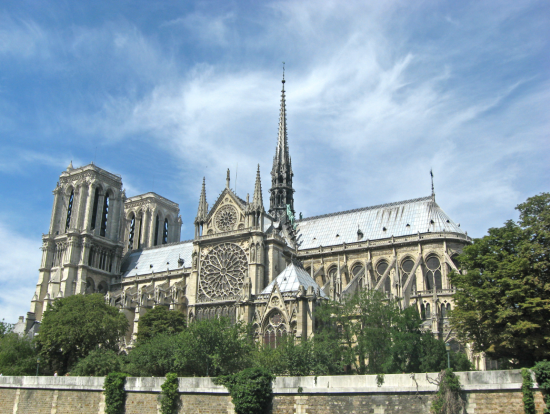 法国总统：巴黎圣母院有望在2024年重新开放