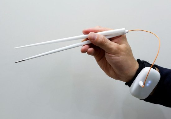日本研发可“增强咸味”的电子筷子 电流刺激让你感觉更咸