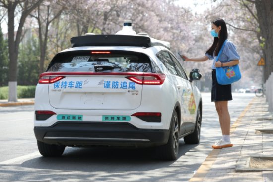 百度获中国首批自动驾驶主驾无人许可 “方向盘后无司机”成为现实