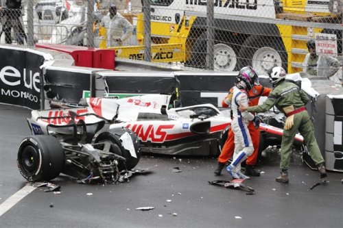 车王舒马赫之子F1比赛中失控撞墙 赛车碎裂成两截