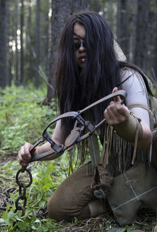 《鐵血戰士獵物》劇照:土著少女和超帥鐵血登場