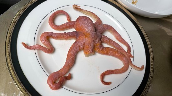 《黑袍纠察队》发布“深海吃章鱼”拍摄花絮：朋友真好吃