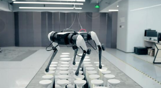 腾讯发布自研二代四足机器人 四倍速完成梅花桩挑战