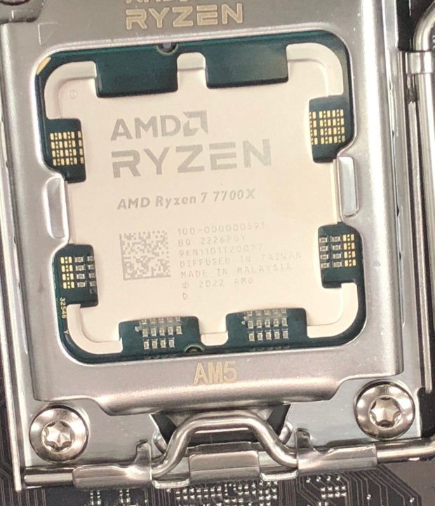 AMD锐龙7 7700X正式版近照曝光：霸气的“八爪鱼”