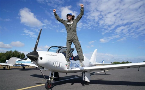 17岁少年获最年轻独自环球飞行认证 经过52个国家