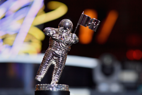 德普月球人形象出席MTV頒獎典禮 勝訴後公開首亮相