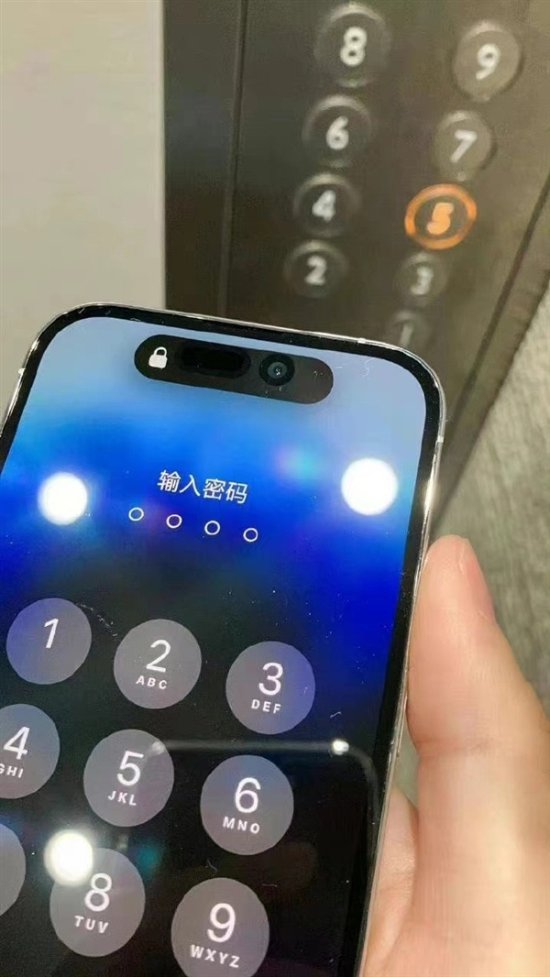 iPhone14 Pro用户上手：灵动岛“跌下神坛” 正常光线也有色差