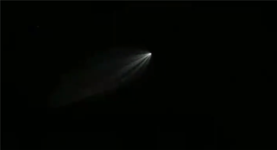 新疆多地拍到巨大发光不明飞行物：速度飞快