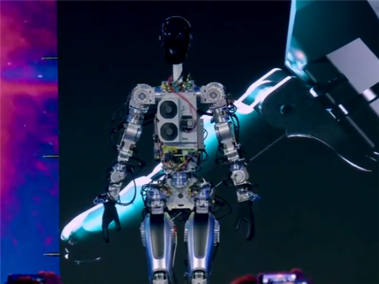 特斯拉人形机器人“擎天柱”有大脑 马斯克：不会成为《终结者》的样子