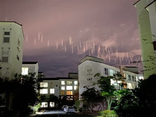 韩国济州岛夜空出现不明“光柱” 官方回应揭秘原因