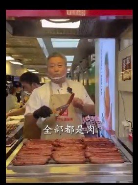 欠债4600万大叔认真卖烤肠还债 曾经是知名餐饮大鳄