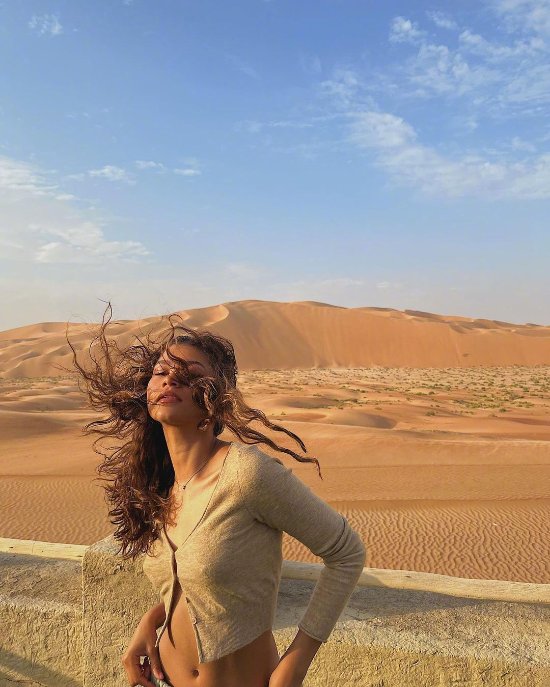 贊達亞《沙丘2》片場照 黃沙作伴美女秀髮隨風飄