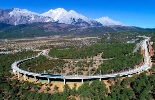 全球首列全景观光山地旅游列车试运行 本身就风景线