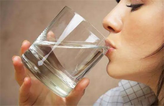 研究称每天八杯水并不适用所有人 不用喝那么多