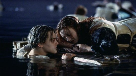 卡梅隆为《泰坦尼克号》拍实验短片：悲剧无法逆转 门板救不了两人