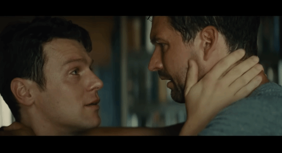 巴蒂斯塔驚悚片《拜訪小屋》預告：同性情侶為家而戰