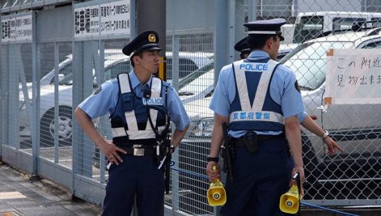 日本警察呼吁人们不要在马路上睡觉：交通事故多发