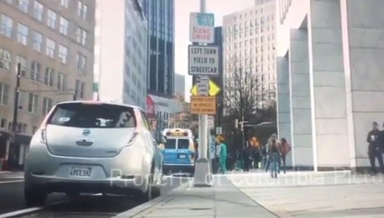 《毒液2》删减片段公布：汤姆·哈迪街头疯狂尬舞
