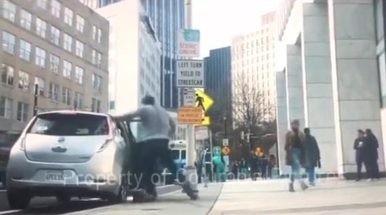 《猛毒2》刪減片段公佈：湯姆·哈迪街頭瘋狂尬舞