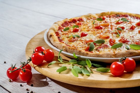 番茄涨价太狠！英国餐馆因被迫推出白披萨
