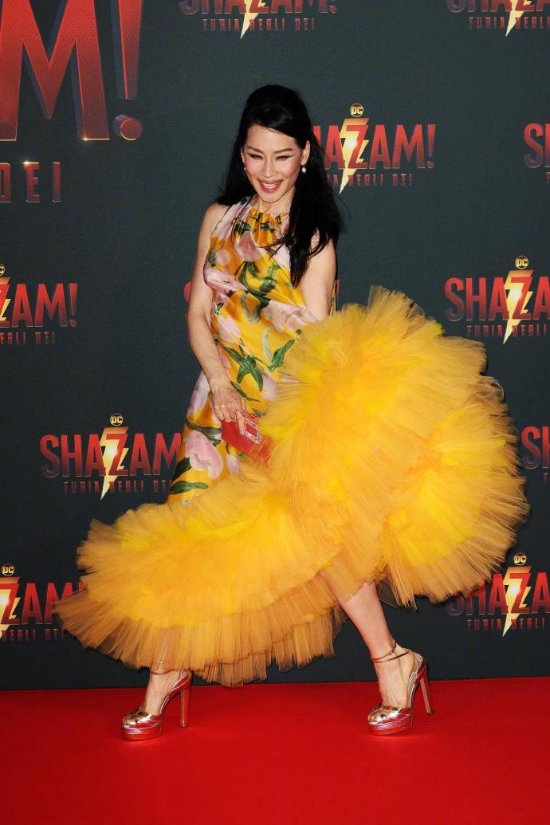 刘玉玲出席《沙赞2》首映礼 黄色长裙格外亮眼