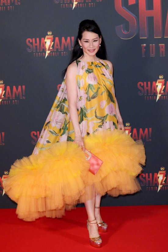 刘玉玲出席《沙赞2》首映礼 黄色长裙格外亮眼