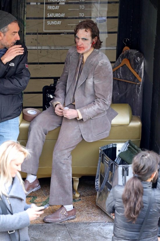 "Joker 2" new studio photo exposure: clown imitators appear