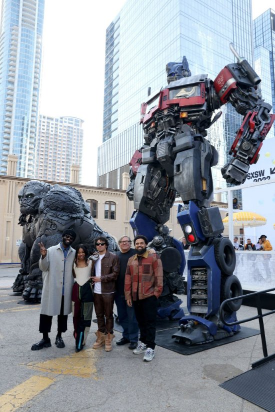 The creator of "Transformers 7" debuted at the film festival: Optimus Prime's domineering escort