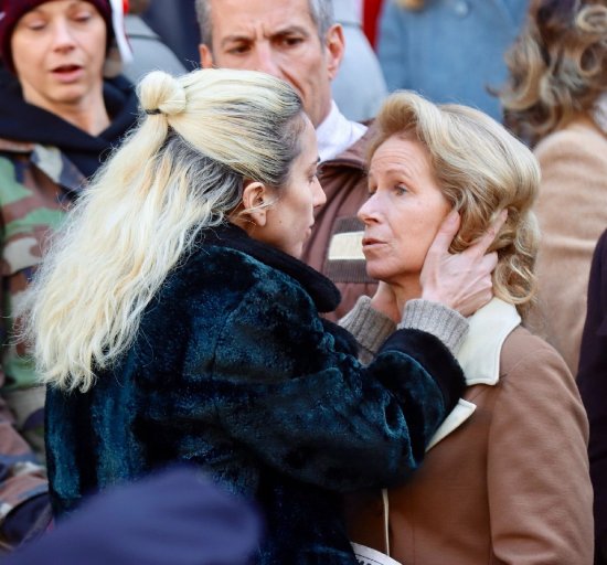 《小丑2》新路透：LadyGaga强吻老年女性抗议者