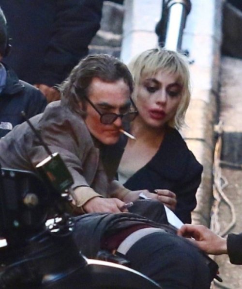 《小丑2》最新片场照：Lady Gaga 小丑同框现身！