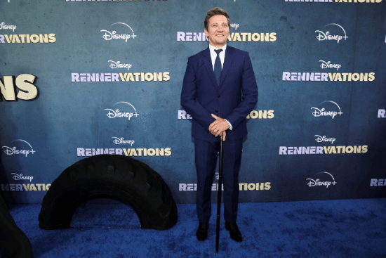 The Hawkeye actor walked the red carpet for the first time after his injury: on crutches, his family came to support