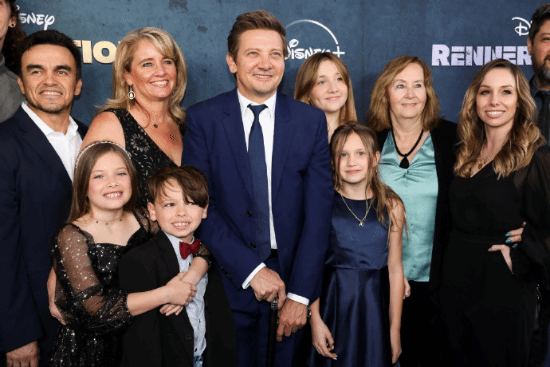 The Hawkeye actor walked the red carpet for the first time after his injury: on crutches, his family came to support