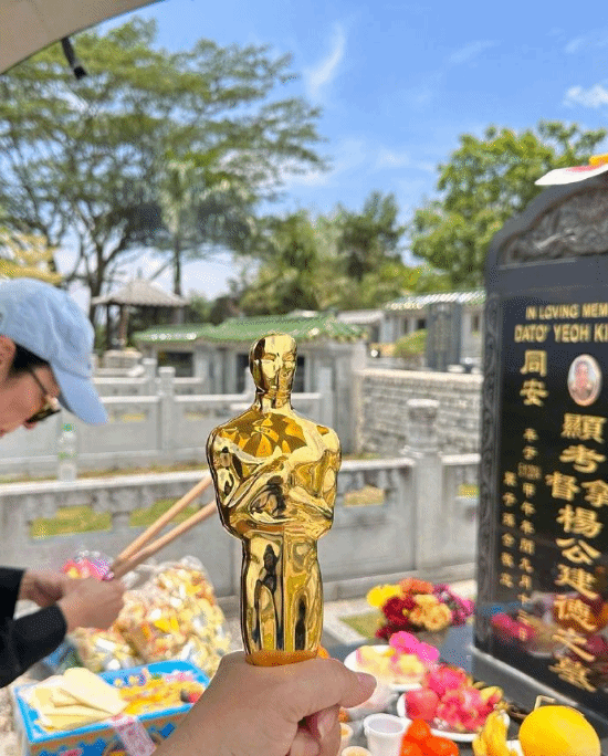 荣归故里！杨紫琼回马来西亚带奥斯卡小金人扫墓