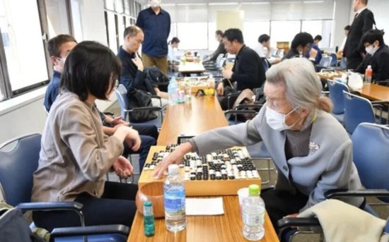 96岁老人战胜20岁女棋手！打破日本“围棋之神”记录！