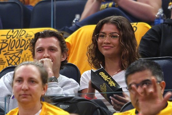 Zendaya's brother from the Netherlands watched the NBA live and showed his love: he was shy and covered his face after being discovered