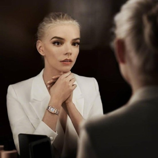 Anya Taylor's new brand photo: three-dimensional facial features, glamorous and moving!