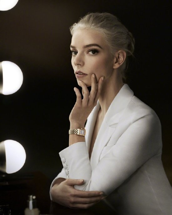 Anya Taylor's new brand photo: three-dimensional facial features, glamorous and moving!