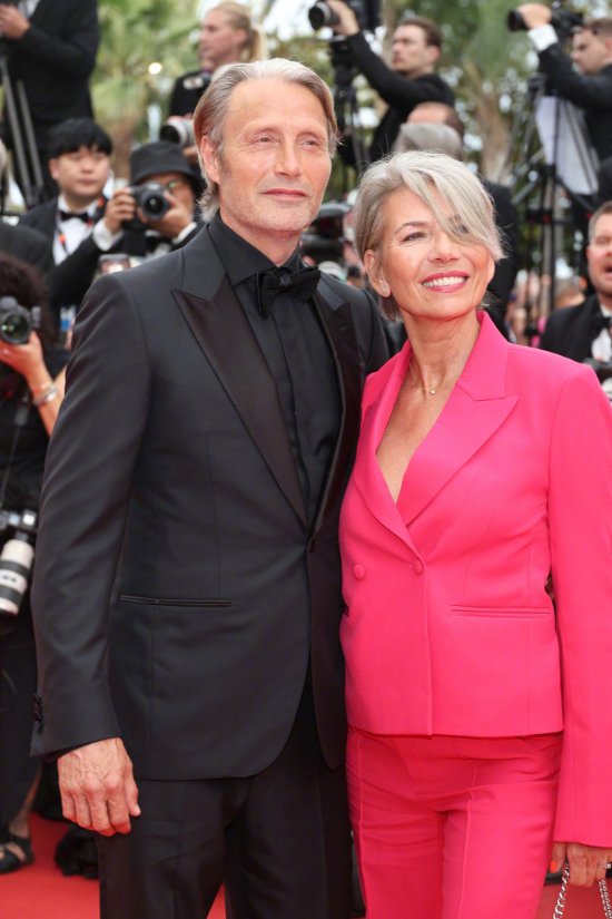 Uncle Mai and his wife appeared on the red carpet at the opening of Cannes: the temperament is elegant and full of love