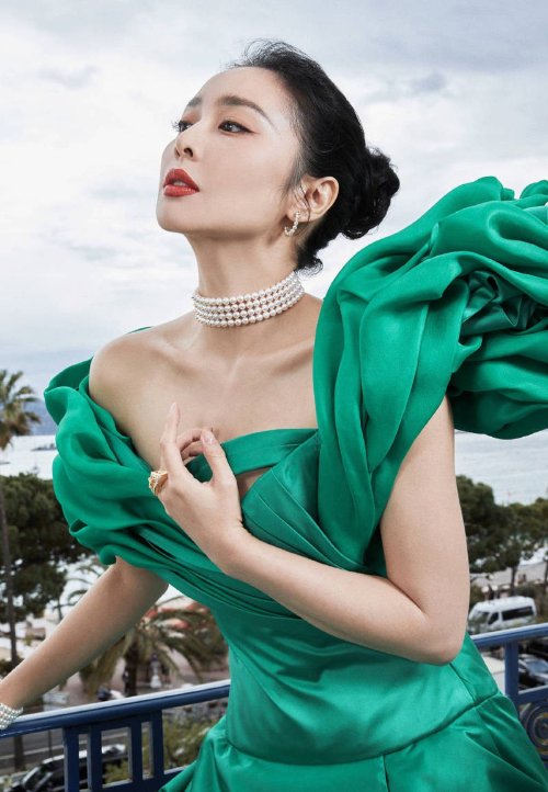 The high-leaf green floor-length dress appeared in Cannes, with a touch of red lips in full bloom