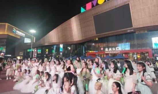 王源重慶演唱會引爭議：粉絲集體穿婚紗追星