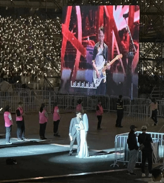 Mayday Concert Turns into a Grand 'Proposal' Event! Netizens: Affects Audience Experience