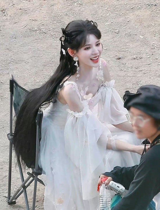 Real-Life Photos of 'Douluo Continent 2': Zhang Yuxi Stuns as Xiaowu in a Beautiful White Dress