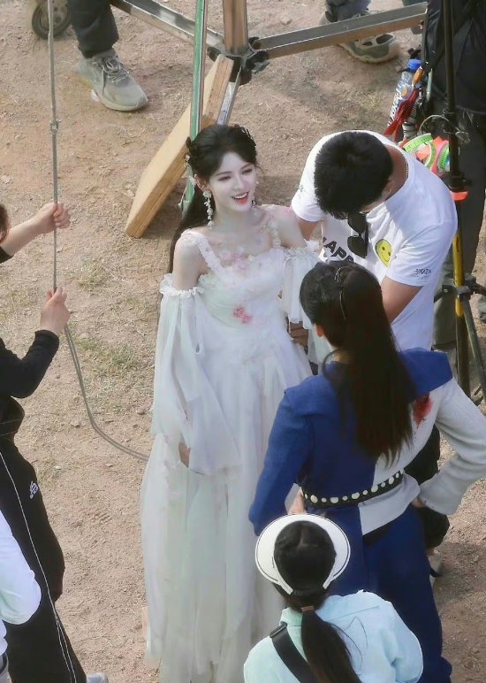 Real-Life Photos of 'Douluo Continent 2': Zhang Yuxi Stuns as Xiaowu in a Beautiful White Dress