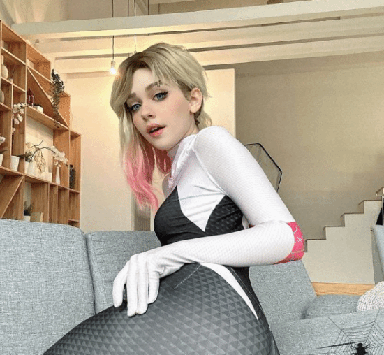 Stunning Gwen Stacy COSplays from Spider-Man: Into the Spider-Verse