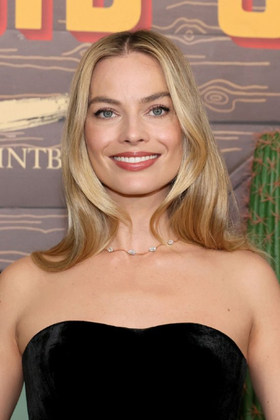 Margot Robbie Shines at Film Premiere: Smiling like a Barbie Doll