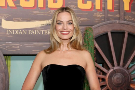 Margot Robbie Shines at Film Premiere: Smiling like a Barbie Doll