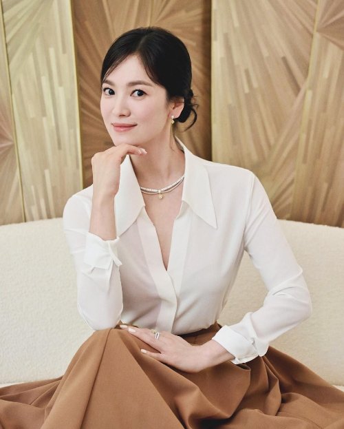 Song Hye-kyo's High-Definition Close-up Photos Reveal an Elegant Combination of Fine Lines and Crow's Feet