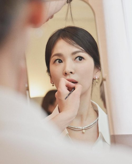 Song Hye-kyo's High-Definition Close-up Photos Reveal an Elegant Combination of Fine Lines and Crow's Feet