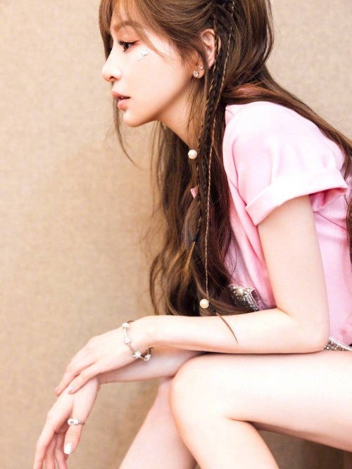 Elva Hsiao's Girlish Photos: Vibrant Pink Theme and Exquisite Youthful Charm in Profile